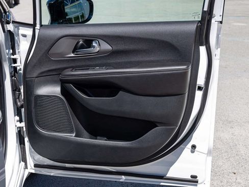 New 2027 Chrysler Pacifica Select FWD image 12