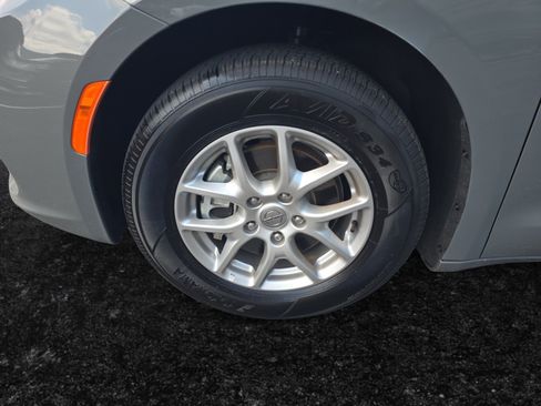 Used 2025 Chrysler Pacifica Select FWD image 9