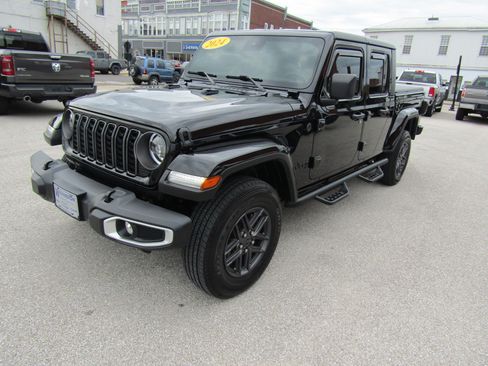 Used 2024 Jeep Gladiator Sport AWD/4WD image 7