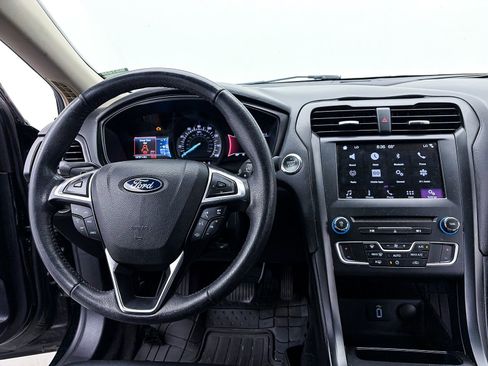 Used 2018 Ford Fusion SE w/ Equipment Group 201A image 3