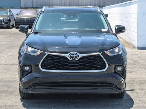Used 2021 Toyota Highlander XLE FWD image 2