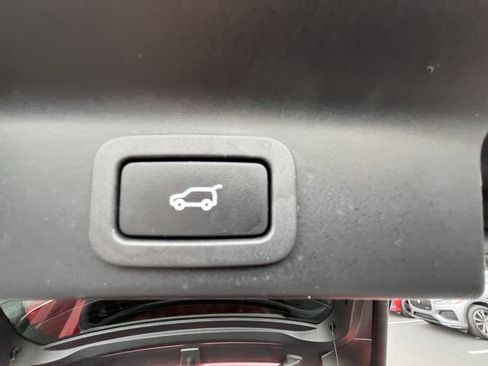 Used 2018 Jaguar F-PACE Premium image 37