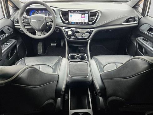 Used 2025 Chrysler Pacifica Limited FWD image 17