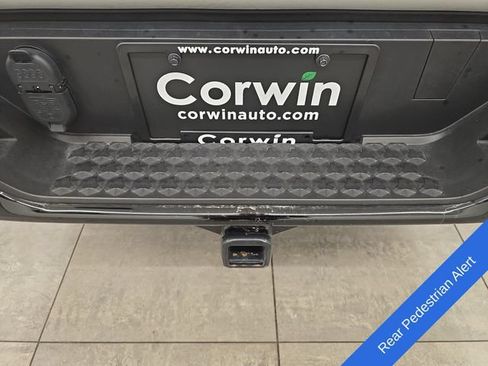 Used 2024 Chevrolet Colorado Z71 w/ Z71 Convenience Package 2 AWD/4WD image 18