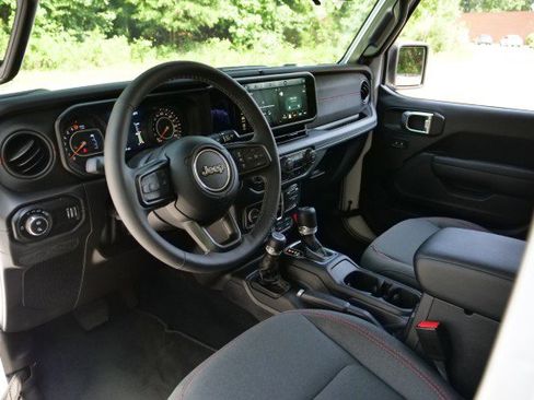 Used 2025 Jeep Gladiator Rubicon w/ Safety Group AWD/4WD image 2