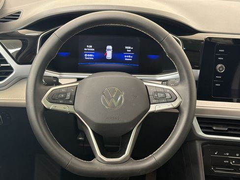 Used 2025 Volkswagen Taos SE w/ Panoramic Sunroof Package FWD image 16