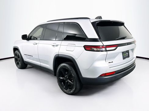 Used 2023 Jeep Grand Cherokee Altitude AWD/4WD image 5