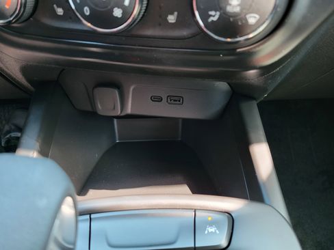 Certified 2024 Chevrolet Trax RS FWD image 22