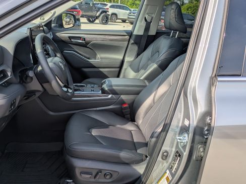 Certified 2026 Toyota Highlander Platinum AWD/4WD image 10