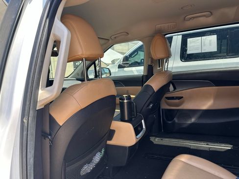 Used 2024 Kia Carnival LX FWD image 7