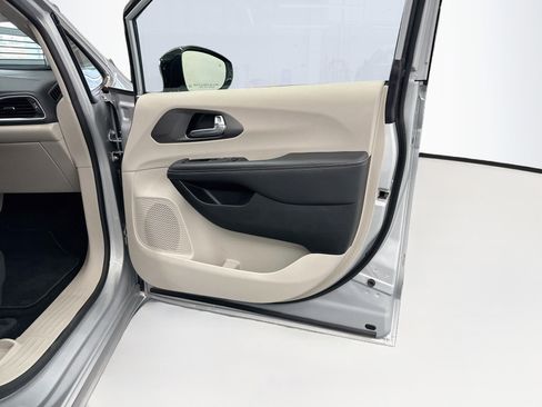 Used 2024 Chrysler Pacifica Touring-L FWD image 34