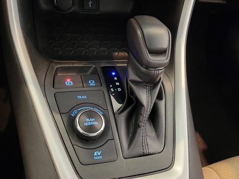 Used 2021 Toyota RAV4 LE image 13