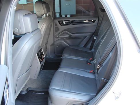 Used 2020 Porsche Cayenne image 14