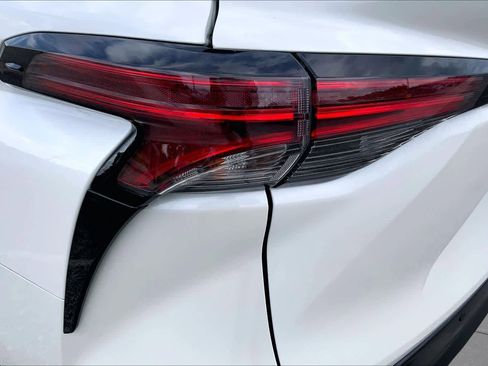 Used 2021 Toyota Sienna XLE FWD image 28