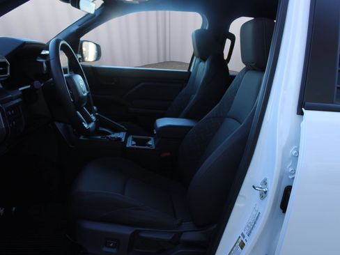 Used 2025 Toyota Tacoma SR5 image 31