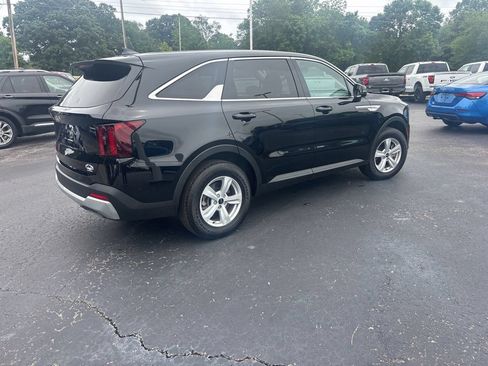 Used 2025 Kia Sorento LX FWD image 3