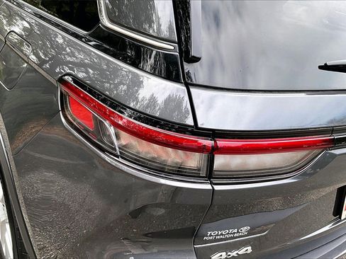 Used 2024 Jeep Grand Cherokee Laredo X image 20