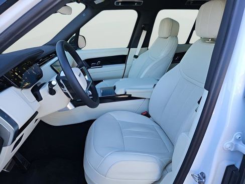 Used 2025 Land Rover Range Rover SE image 12