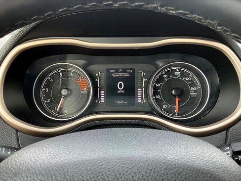 Used 2016 Jeep Cherokee Sport FWD image 13