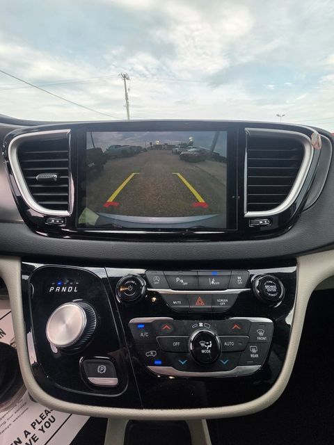 Used 2024 Chrysler Pacifica Touring-L FWD image 20