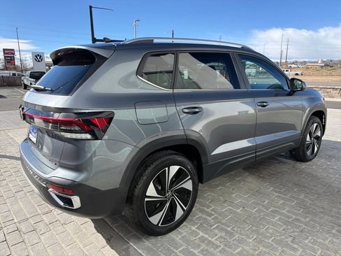 Certified 2025 Volkswagen Taos SE image 7