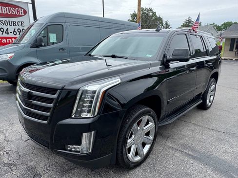 Used 2017 Cadillac Escalade Luxury AWD/4WD image 2