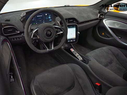 Used 2024 McLaren Artura image 18