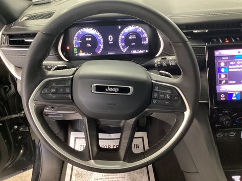 Used 2025 Jeep Grand Cherokee L Limited w/ Black Appearance Package AWD/4WD image 23