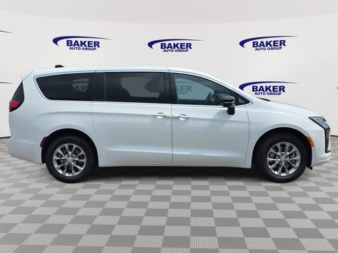 New 2027 Chrysler Pacifica Select AWD/4WD image 2