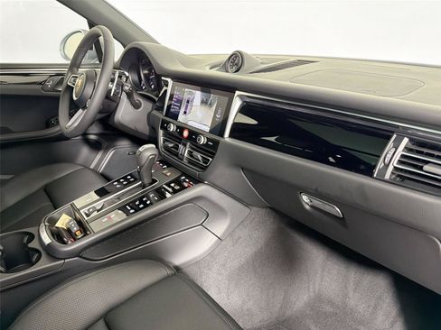 Certified 2026 Porsche Macan AWD/4WD image 29