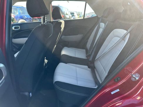 Used 2025 Hyundai Venue SEL image 27