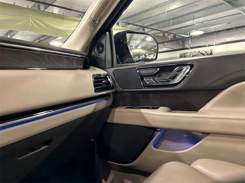 Used 2022 Lincoln Navigator Reserve w/ Monochromatic Package image 19