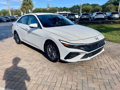 Used 2024 Hyundai Elantra SEL image 7