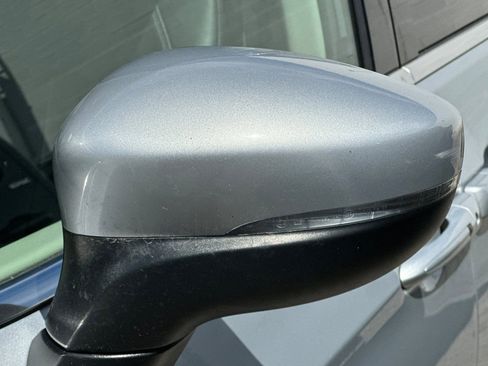 Used 2023 Chrysler Pacifica Touring-L image 11