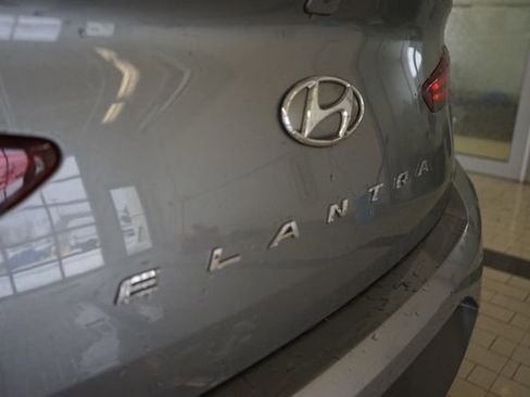 Used 2020 Hyundai Elantra SE w/ Cargo Package (C1) image 13