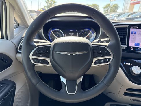 Used 2024 Chrysler Pacifica Touring-L FWD image 18