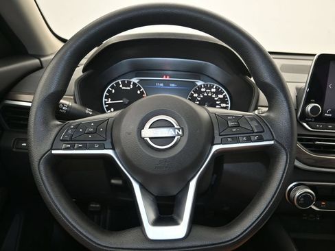 Used 2025 Nissan Altima 2.5 SV FWD image 13