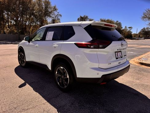 Used 2024 Nissan Rogue SV image 8