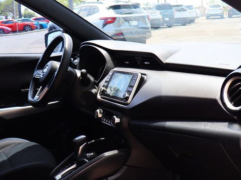 Used 2018 Nissan Kicks SV FWD image 31
