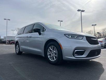 Used 2024 Chrysler Pacifica Touring-L