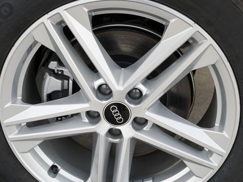 Certified 2024 Audi Q5 e Premium Plus image 29