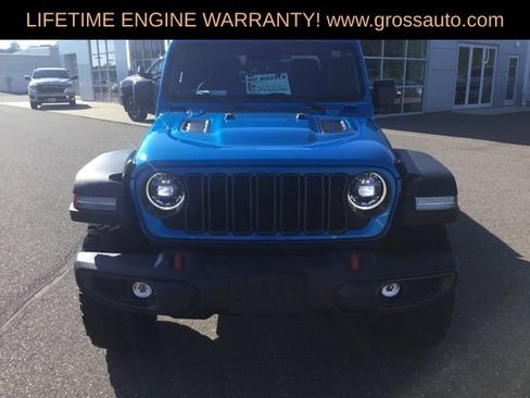 Used 2024 Jeep Gladiator Rubicon w/ Technology Group AWD/4WD image 3