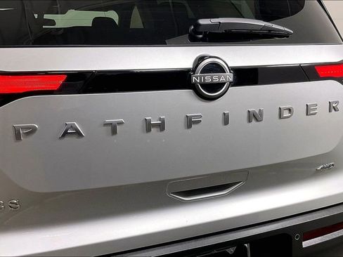 Used 2025 Nissan Pathfinder S image 43