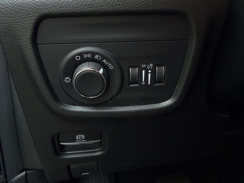 Used 2025 Jeep Grand Cherokee Altitude AWD/4WD image 24