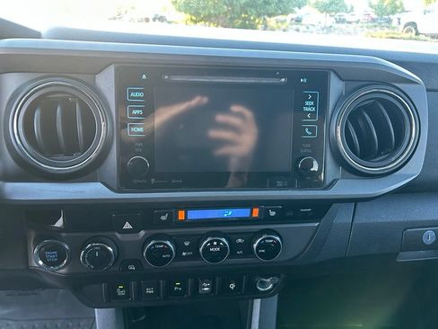 Used 2016 Toyota Tacoma TRD Off-Road w/ Premium & Technology Package AWD/4WD image 21