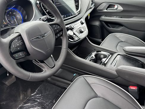 New 2026 Chrysler Pacifica Limited w/ S Appearance Package image 9