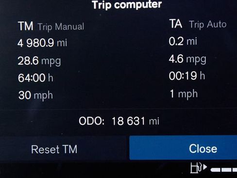 Used 2025 Volvo XC40 B5 Core image 5