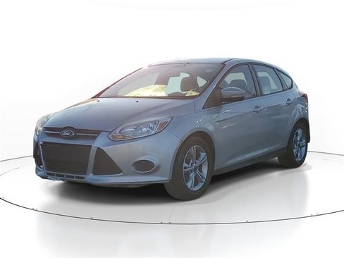 Used 2013 Ford Focus SE w/ SE Winter Pkg image 2
