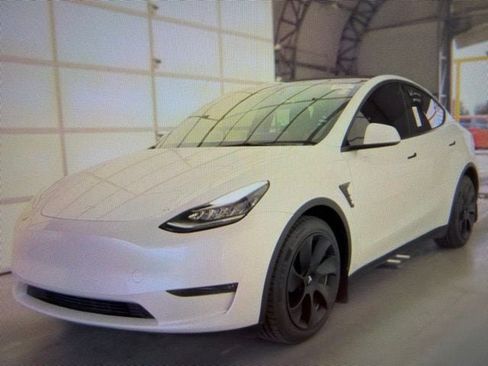 Used 2023 Tesla Model Y AWD image 5