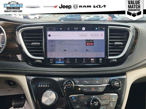 Used 2023 Chrysler Pacifica Limited w/ Uconnect Theater Family Group FWD image 12